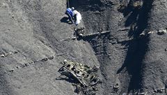 Francouzský policista sbírá trosky letadla Germanwings.