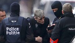 Bruseltí policisté pátrají po strjcích úterního teroristického útoku.
