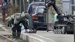 Co je v podezelém batohu? Na pedmstí Bruselu probíhá protiteroristický zásah.