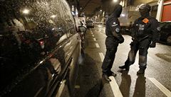 Po zuby ozbrojení policisté hlídkují v Bruselu.