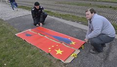 Pachatel zabarvil desítky čínských vlajek. Ovčáček to označil za fašizaci