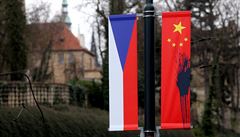 Poničené čínské vlajky? Protest proti papalášské estetice a patolízalství i extremizace pravdoláskářů