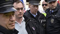 Policie obvinila Adama B. Bartoše ze tří trestných činů proti lidskosti. Hrozí mu tři roky