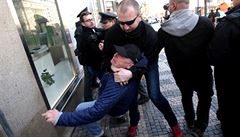 Potyky s polici. Na demonstraci v Praze zadreli pt lid, vetn extrmisty Bartoe