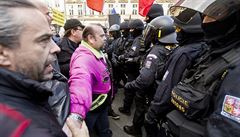 Demonstranti vyznávají heslo jeden za vechny, vichni za jednoho. Jeden...