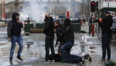 Policie na demonstraci v Bruselu rozhnla extremisty vodnmi dly