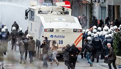 Policejní auto s vodními dly rozhání demonstranty v Bruselu