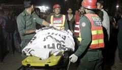 Pákistántí záchranái odváejí mrtvé a ranné