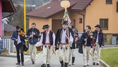 Na Velikononí pondlí vyrazili lenove folklorního souboru Klobuan po...