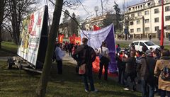 Skupina ían zakryla billboard s dalajlámou a Havlem.