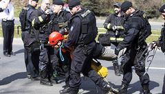 Policisté kvli výmn vlajek na sloupech zadreli dvanáct lidí.