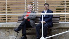 Prezidenti posedli na lavice u nov opraveného historického skleníku v Lánech.