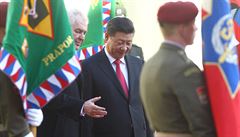 Si in-pchinga uvítal na Hrad prezident Zeman se vemi vojenskými poctami.