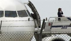 Jedna z unesených letuek opoutí letadlo, které unesl egyptský vysokokolský...