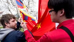 Demonstranti proti čínskému režimu chtěli na Hrad. Policie je tam nevpustila