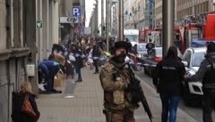 Voják hlídá scénu výbuchu ped bruselským metrem.