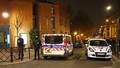 Policie blokuje ulice pi razii v Argenteuilu u Paíe.