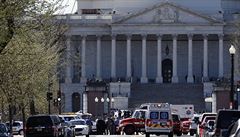 U Kapitolu ve Washingtonu se stlelo. Dva lid jsou zrann, tonka zadreli