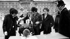 Skupina Sex Pistols podepisuje  6. ledna 1977 smlouvu v vydavatelstvím A&M...