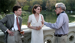 Jesse Eisenberg a Kristen Stewartová s Woody Allenem pi natáení filmu Café...
