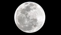 Na povrchu pólů Měsíce je potvrzena přítomnost vodního ledu, uvedla NASA