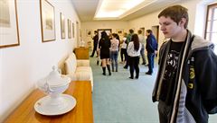 "Bhem exkurze je zakázáno dotýkat se stn, nábytku a vystavených pedmt,"...