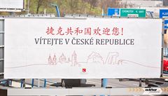Prahu zaplavily čínské vlajky i billboardy. Lezeme jim do zadnice, zlobí se starosta Prahy 6