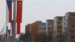 Muž na štaflích odřízl čínskou a českou vlajku na Evropské. Starosta s činem nepřímo souhlasí