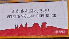 Prahu zdobí billboardy s ínským i eským nápisem Vítejte v eské republice.