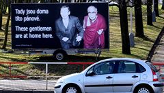 Evropskou ulici v Praze zdobí plakát Tady jsou doma tito pánové. Zobrazuje...