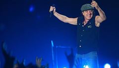 Zpvák Brian Johnson z australských AC/DC pi koncertu v praské O2 Aren.