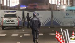 Policie na bruselském letiti.
