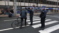 Policisté u stanice metra Maelbeek.