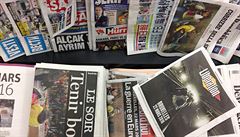 Titulní stránky belgických a zahrani�ních deník� v bruselské trafice.