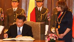 ínský prezident Si in-pching podepisuje dohodu pod dohledem praské...