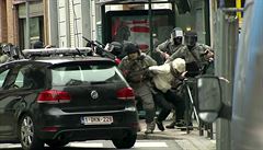 Zásah v Molenbeeku (snímek z kamerového záznamu).