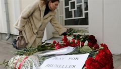 Modlete se za Brusel. ena klade kvtiny ped budovu belgické ambasády v...