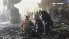Na zábru z reportáe stanice RTL oetují záchranái zranné mezi sutinami v...