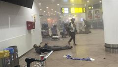 Zranní lidé na podlaze terminálu letit.