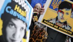Protest proti odsouzení Savenkové ped ruskou ambasádou v Kyjev.