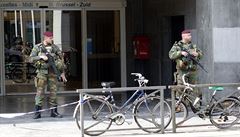 Belgití vojáci stojí ped uzaveným vchodem do budovy vlakového nádraí Midi v...