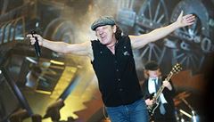 Zpvák Brian Johnson (vlevo) a kytarista Angus Young z australské hardrockové...