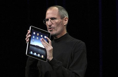 Steve Jobs s revoluním tabletem firmy Apple