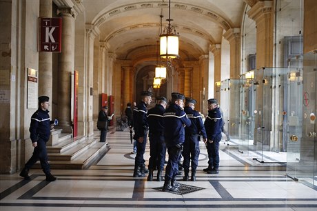 Fancouztí policisté ekají bhem vyslýchání Kriketa.