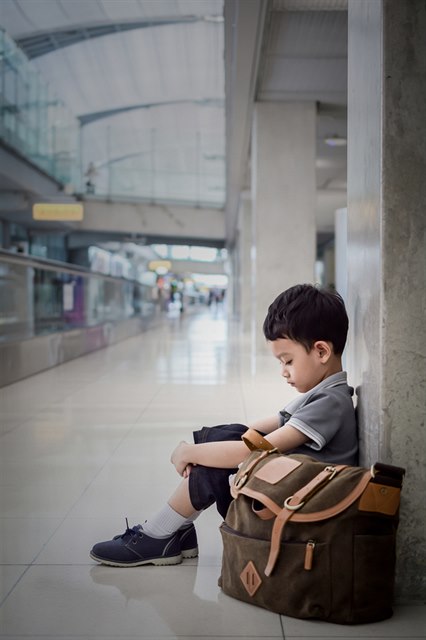 Ilustrační foto: Osamocené dítě na letišti.