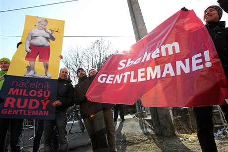 Demonstranti proti Zemanovi dorazili letos v beznu do Bochova