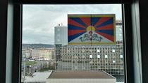 Karel Z. vyvěsil tibetskou vlajku proti hotelu Hilton. Za půl hodiny ho...
