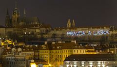 Aktivisté v noci na 30. bezna promítali na budovy Praského hradu svtelné...
