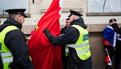 Dva Číňané se snažili zabalit dívku do vlajky proti její vůli.