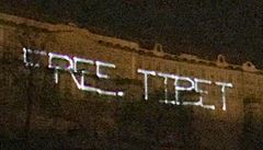 Aktivisté v noci na stedu promítali na budovy Praského hradu svtelné obrazce...
